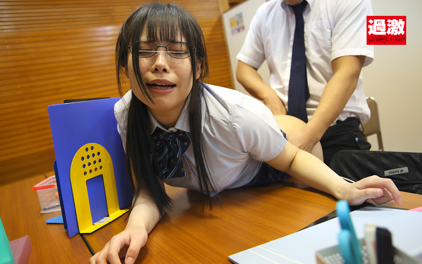 塾講師に野外浣腸授業へ連れ出された気弱女子○生