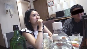 酔いつぶれた旦那さんのすぐ側で奥さんを寝取る10