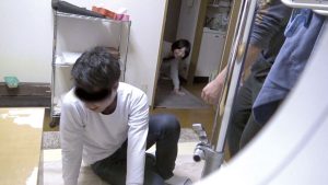 酔いつぶれた旦那さんのすぐ側で奥さんを寝取る13