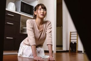隣の人妻を土下座させ垂直式イラマチオで喉奥発射