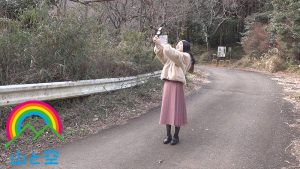 野外露出でストレス発散する美人OL 塩見彩