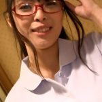 白衣にメガネのうぶそうな熟女が野獣のような不貞SEX！