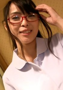 白衣にメガネのうぶそうな熟女が野獣のような不貞SEX!