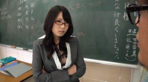 制服QUEENの悪戯 有村千佳