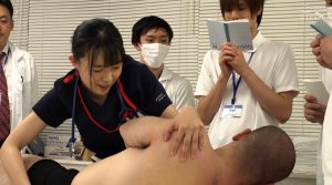 生徒同士が全裸献体になって実技指導2023～看護基礎実習