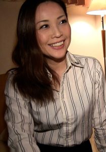 好奇心旺盛遅咲き美熟女がAV出演！清楚な美人熟女がカメラの前で本能丸出しで痴態を晒しイキ果てる！