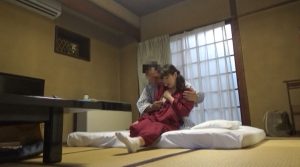 仲居さんを口説いてそのままセックス！