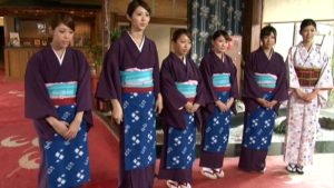 新人仲居さんが着物をめくって下半身丸出しダッシュ