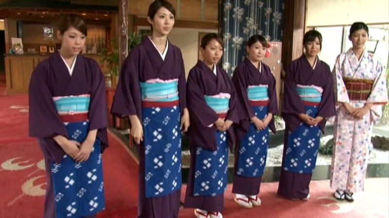 新人仲居さんが着物をめくって下半身丸出しダッシュ