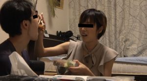 息子の部屋に通う美人巨乳母の近親相姦