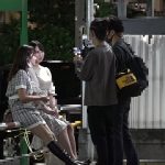 路上飲みするパンチラほろ○い女子たち