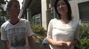 息子と一緒にAVを見たらムラムラしちゃった美人母