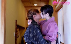 美人女将の超絶ベロキス全身リップと中出し 辻井ほのか