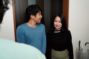 夫と共謀し隣人の大学生を誘惑する美人妻！ 水川かえで