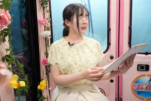 ガニ股ポーズで「潮吹き我慢！路上リポート」