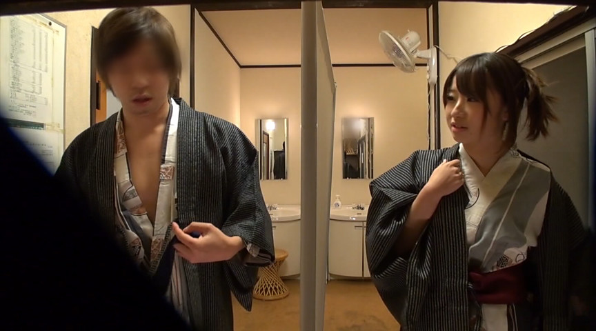 大学卒業旅行中の友達同士の男女が「混浴モニター体験」