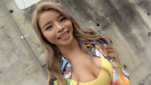 完全プライベート映像 ホテルがプールに！？話題の潮吹き黒ギャル 黒咲華ちゃんと初めての二人きりお泊まり